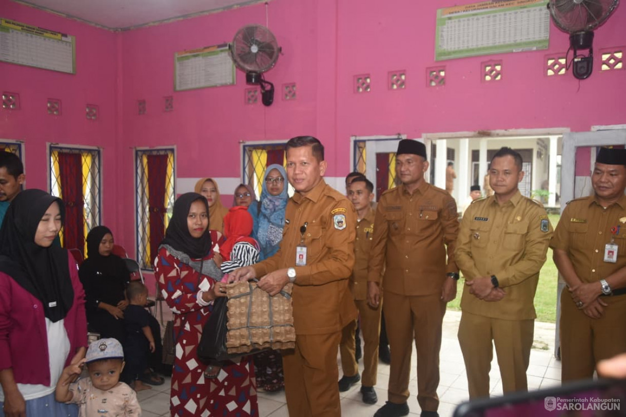 6 Oktober 2025&nbsp; Penyerahan Bantuan Stunting di Kantor Camat Singkut