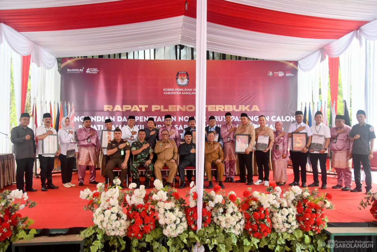 23 September 2024 -&nbsp;Rapat Pleno Terbuka Pengundian Dan Penetapan Nomor Urut Pasangan Calon Bupati Dan Wakil Bupati Sarolangun Dalam Pilkada Serentak Tahun 2024, Bertempat di Kantor KPU Sarolangun