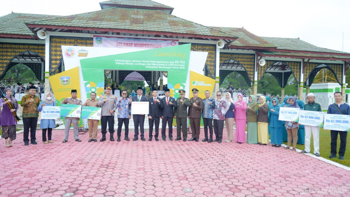 28 Oktober 2025 Upacara Hari Peringatan Sumpah Pemuda Ke 97 Tahun 2025 , Launching Perlindungan Jamsostek Bagi Pekerja Rentan, Lembaga Adat Masyarakat dan LPM Kelurahan dan&nbsp;Penyerahan Satu Unit Truk Sampah Ke Dinas LHD Sarolangun&nbsp;&nbsp;