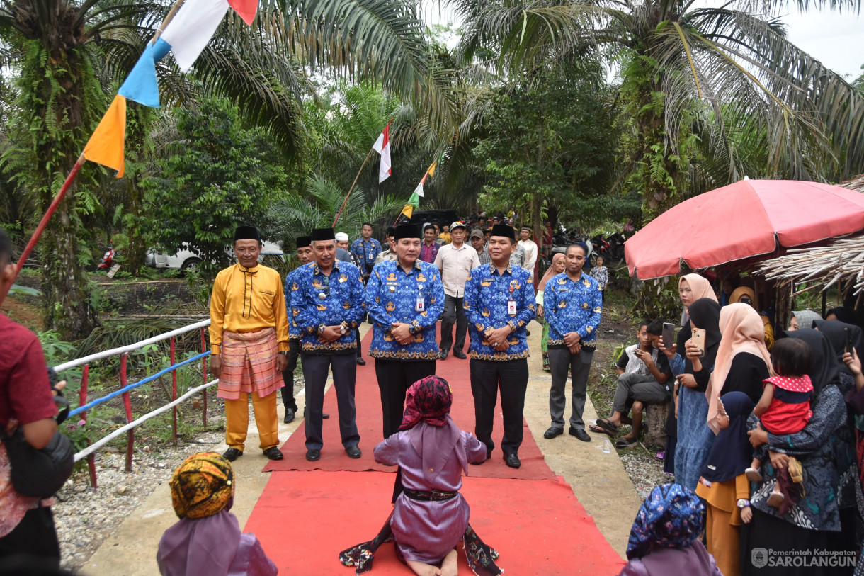 30 November 2023 - Penyerahan Bantuan Sembako Untuk Masyarakat Miskin Ekstrim Program Penanganan Kemiskinan, Pengendalian Inflasi Dan Pencegahan Stunting, Sekaligus Peresmian Pendopo Desa Lubuk Sepuh Dan Pemb