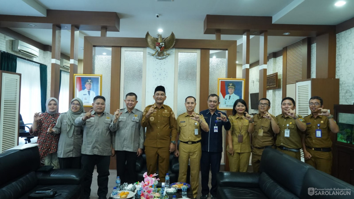 Selasa, 11 November 2025, Dihadiri Oleh Kepala Dinas Komunikasi dan Informatika Kab.Sarolangun Ahmad Nasri,S.H Sekretaris Dinas Diskominfo Sarolangun Nella Rosnella Ginting, S.STP,, Kepala Bidang IKP Diskominfo Sarolangun, Muhammad Iqbal, SE., M.M,&nbs