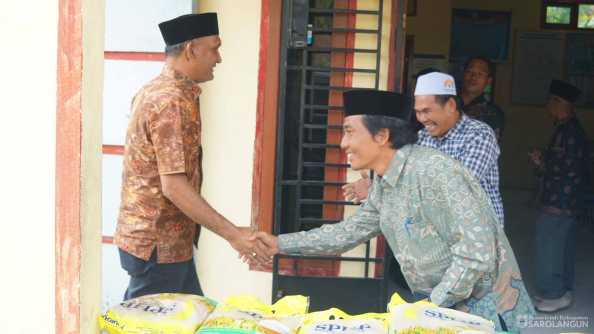 30 April 2026 Bupati Sarolangun Menyerahkan Bantuan Kepada Masyarakat Terdampak Banjir di Desa Lidung, Ladang Panjang, Bernai Dalam
