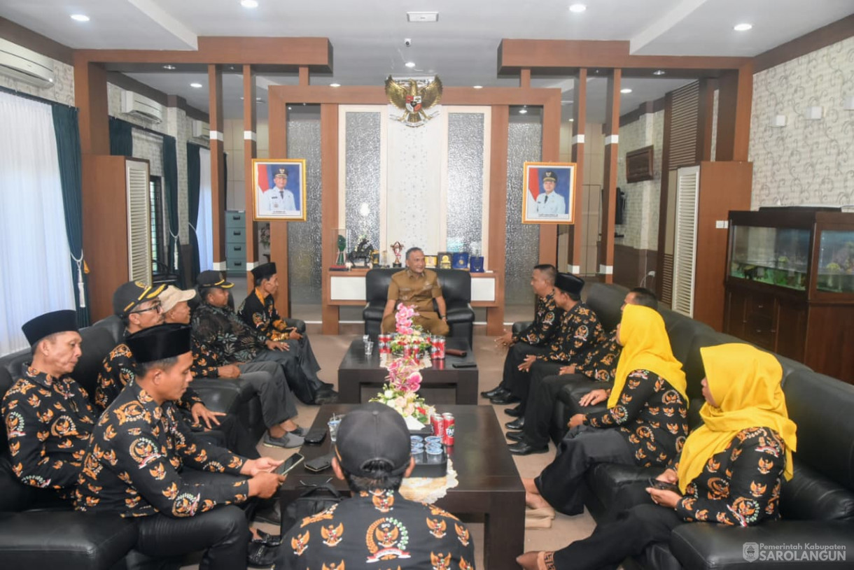 26 Agustus 2025&nbsp; Silaturahmi dengan Pengurus Badan Permusyawaratan Desa Singkut di Ruang Kerja Bupati Sarolangun