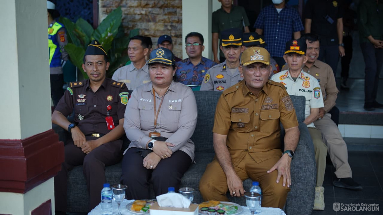 Apel Gelar Pasukan Dalam Rangka Operasi Lilin Tahun 2025 Sekaligus Memberikan Penghargaan dari Bapak Bupati Kepada 4 Pejabat Polres Sarolangun