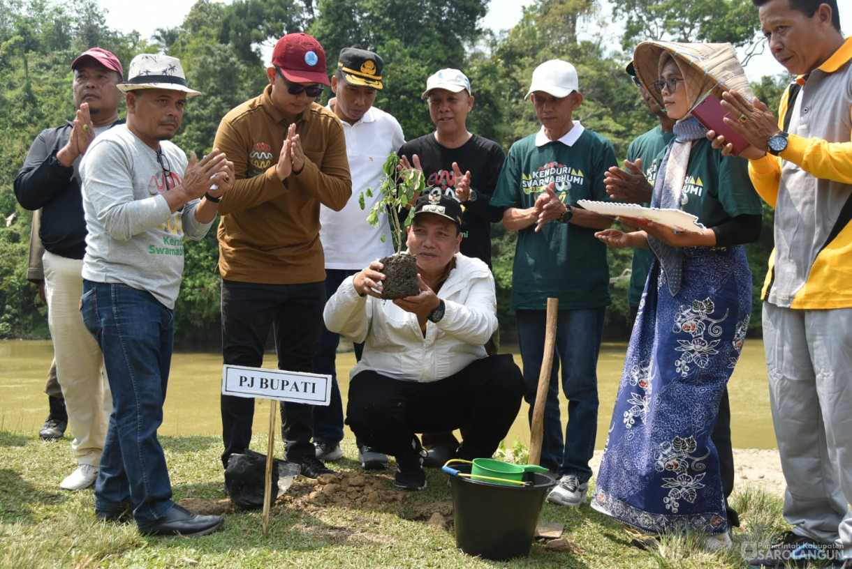 27 September 2023 - Penjabat Bupati Sarolangun Melakukan Penanaman Pohon di Desa Tanjung Gagak Kecamatan Bathin VIII