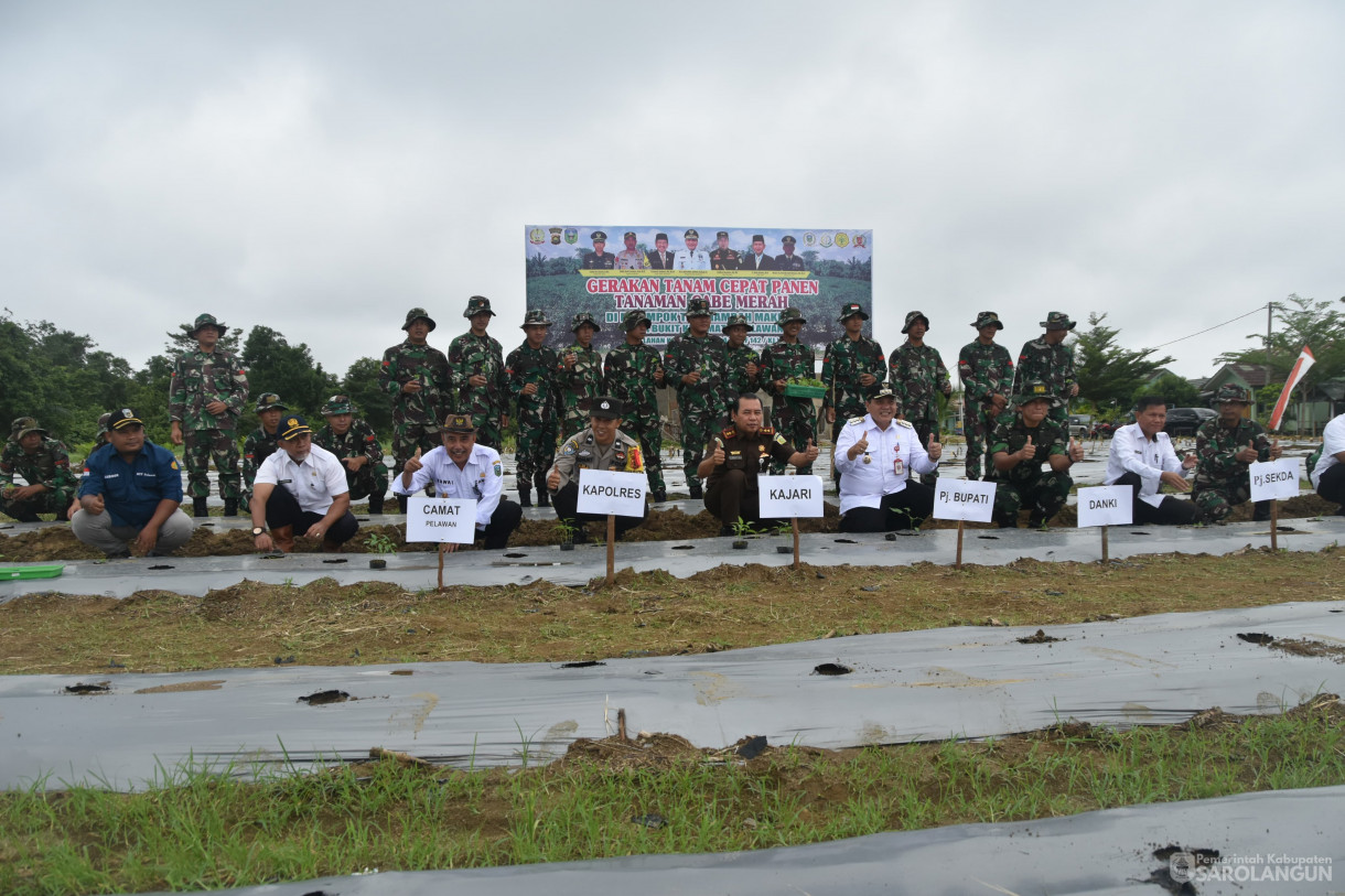 6 Maret 2024 – Tanam Cabe Bersama Forkopimda Di Lahan Kompi Senapan A Yonif 142 KJ