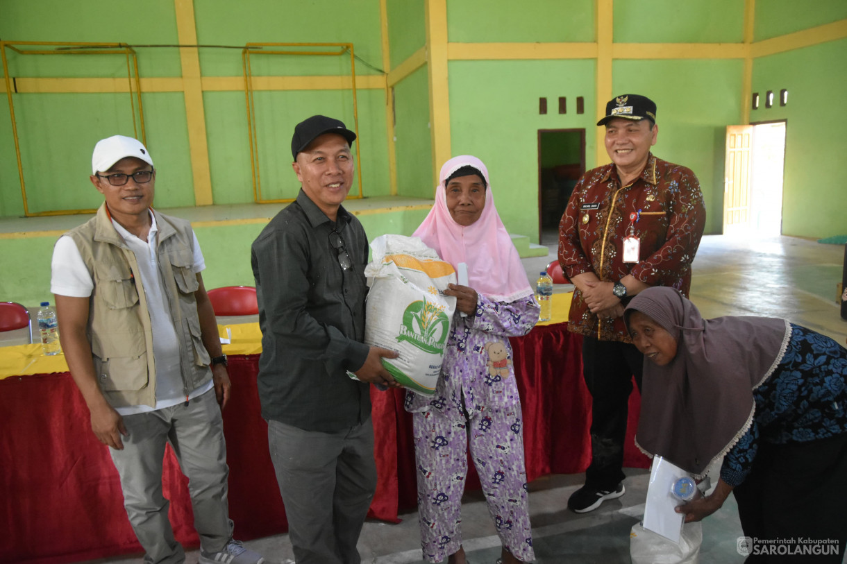 4 Februari 2024 - Penyerahan Bantuan Cadangan Pangan Pemerintah Di Balai Desa Bukit Suban Kecamatan Air Hitam