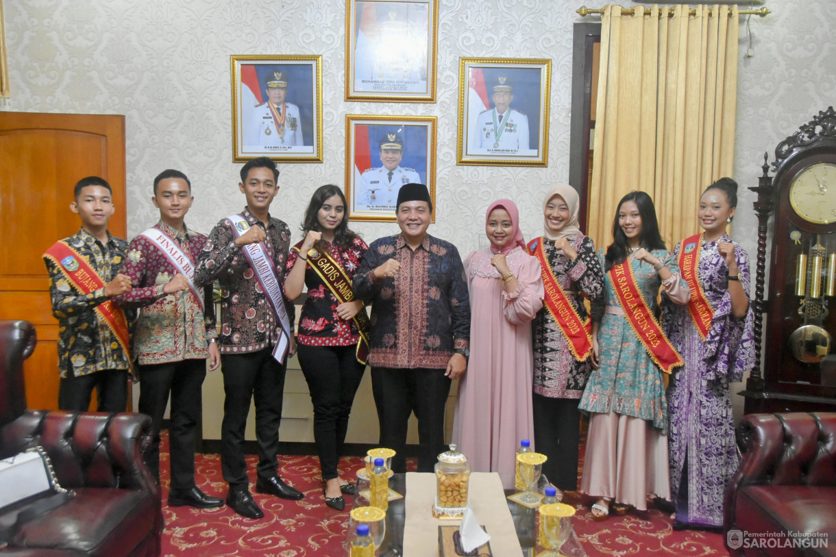 1 Juni 2024 -&nbsp;Makan Malam Bersama Finalis Bujang Gadis Kota Jambi Asal Sarolangun di Rumah Dinas Bupati Sarolangun