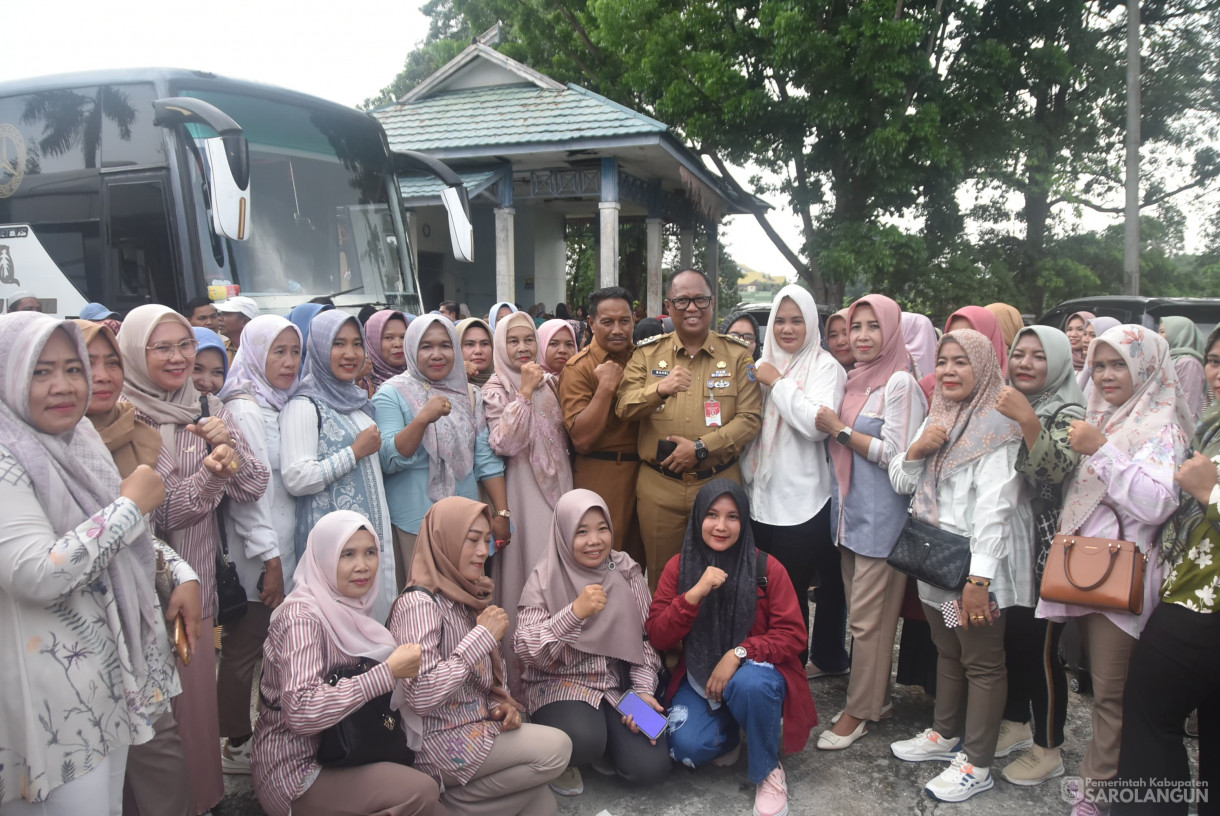 21 Oktober 2024 -&nbsp;Pelepasan Para Istri Kades Yang Berangkat Studi Banding di Kota Bandung, Bertempat di Halaman Samping Kantor Bappeda Sarolangun