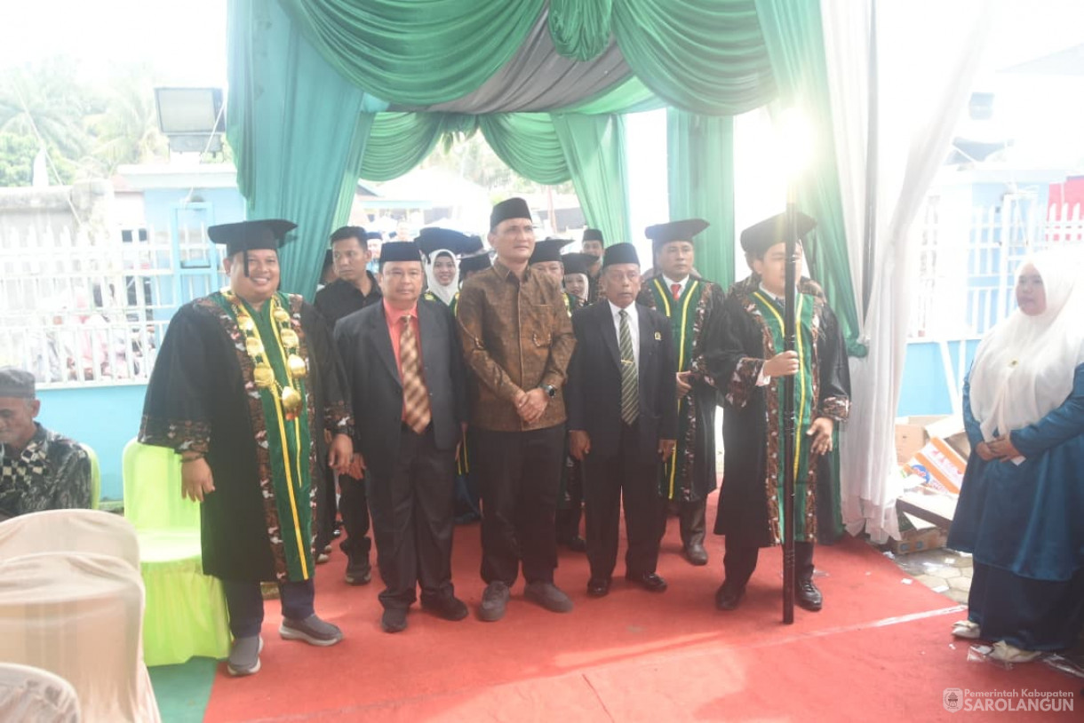 22 November 2025 Bupati Sarolangun H. Hurmin Menghadiri Wisuda Sarjana S1 Angkatan XV Universitas Islam Sarolangun