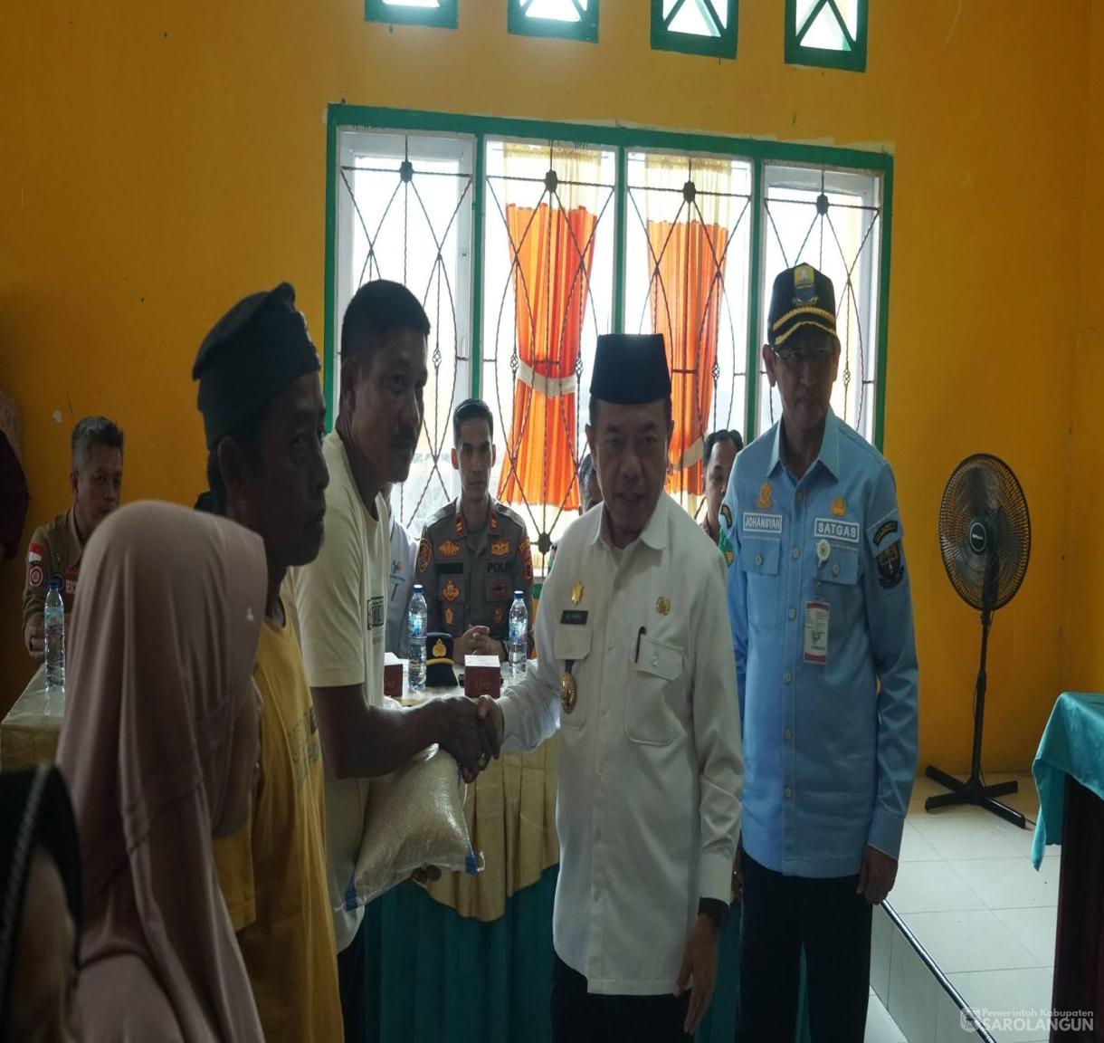 13 Juni 2026 Gubernur Jambi didampingi Wakil Bupati Sarolangun Menyerahkan Bantuan Beras Cadangan Pangan Pascabanjir di Kabupaten Sarolangun