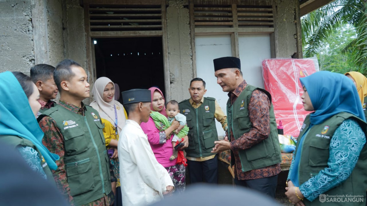 Mengunjungi Rumah Warga Resiko Stunting Sekaligus Memberikan Air Susu dan Menyuap Telur Rebus Kepada Warga yang Beresiko Stunting, Memberikan Bantuan Genting Berbakti Maju