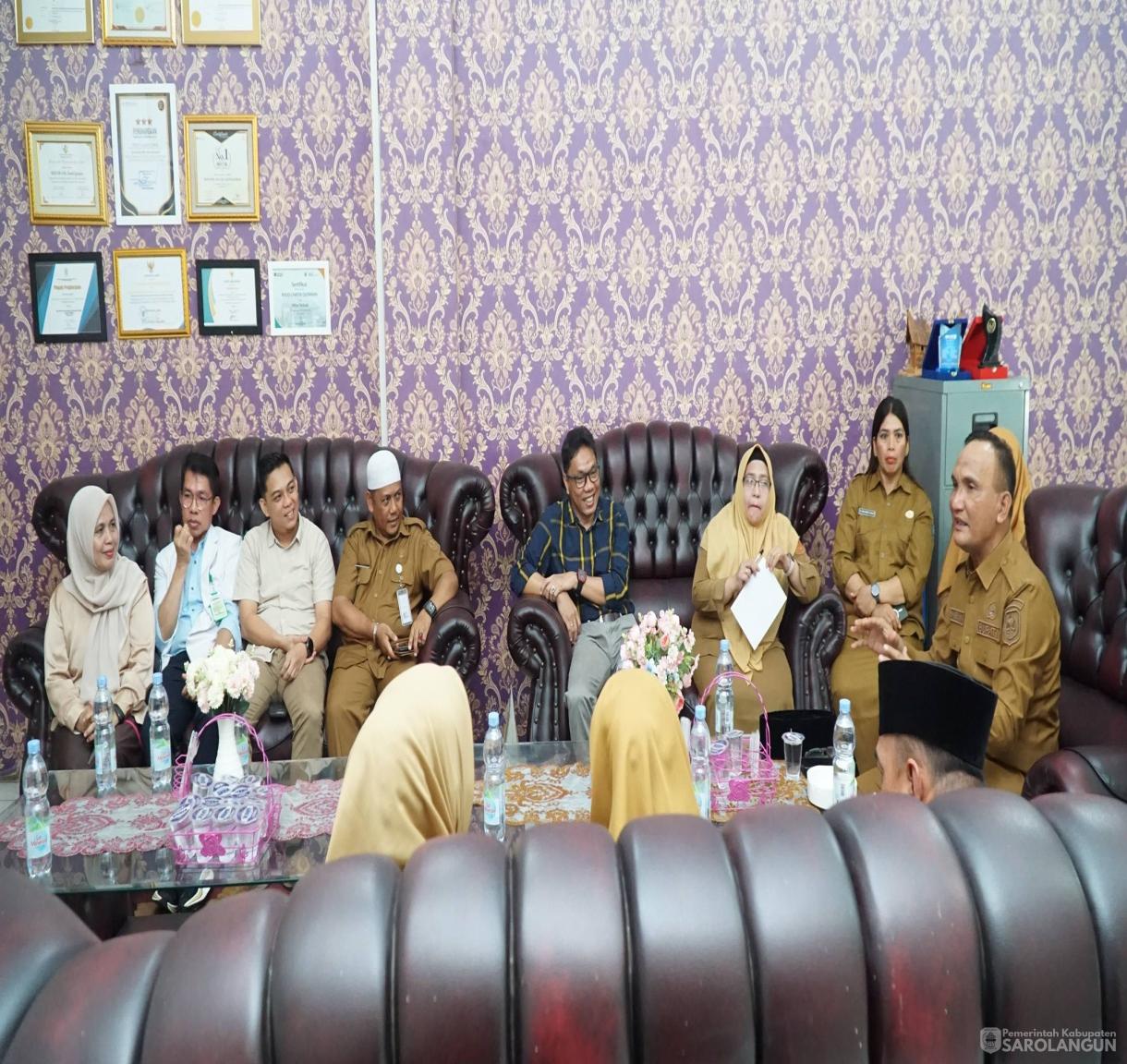 25 Mei 2026 Bupati Sarolangun Memimpin Apel Pagi di RSUD Chatib Quzwein Serta Memberikan Arahan Kepada Seluruh Pegawai Agar Terus Meningkatkan Disiplin dan Tanggung Jawab