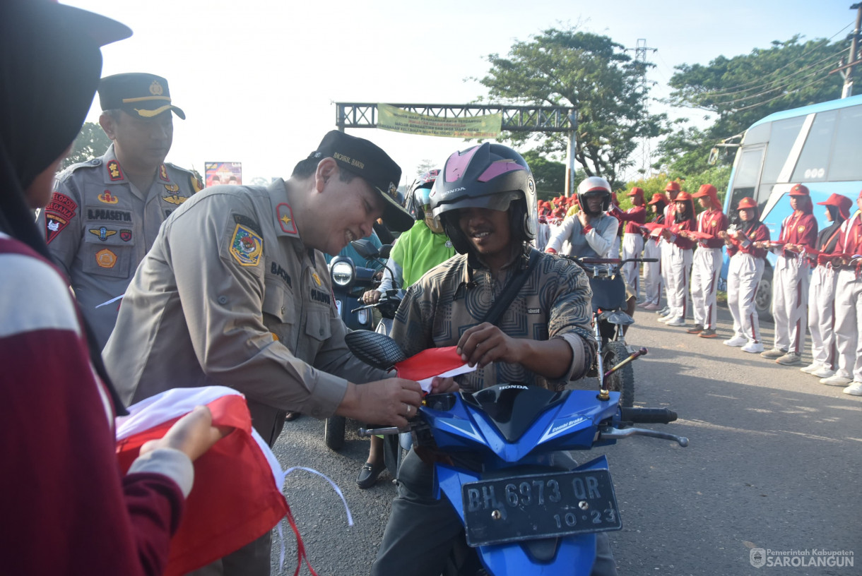 10 Agustus 2024 -&nbsp;Pembagian Bendera Merah Putih Dalam Rangka Menyambut Hari Kemerdekaan RI Ke 79, Bertempat di Depan Bank Jambi