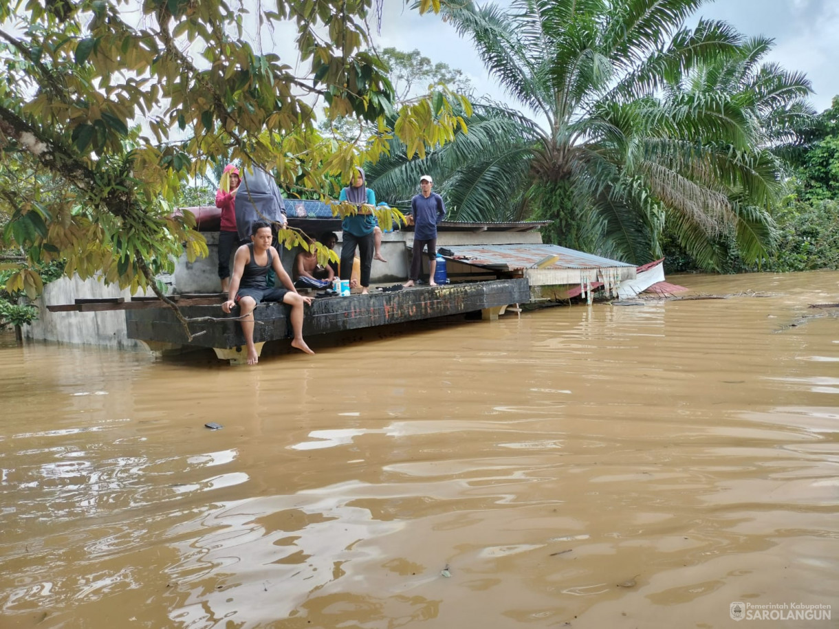 12 Januari 2024 - Meninjau Lokasi Terdampak Banjir Di Desa Teluk Kecimbung Dan Memberikan Bantuan Di Kecamatan Bathin VIII