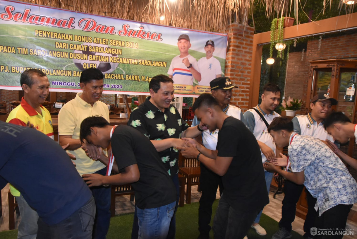 22 Oktober 2023 - Penjabat Bupati Sarolangun Menghadiri Acara Penyerahan Bonus Atlet Sepakbola Dari Camat Sarolangun Kepada Tim Sarolangun Dusun Batuah