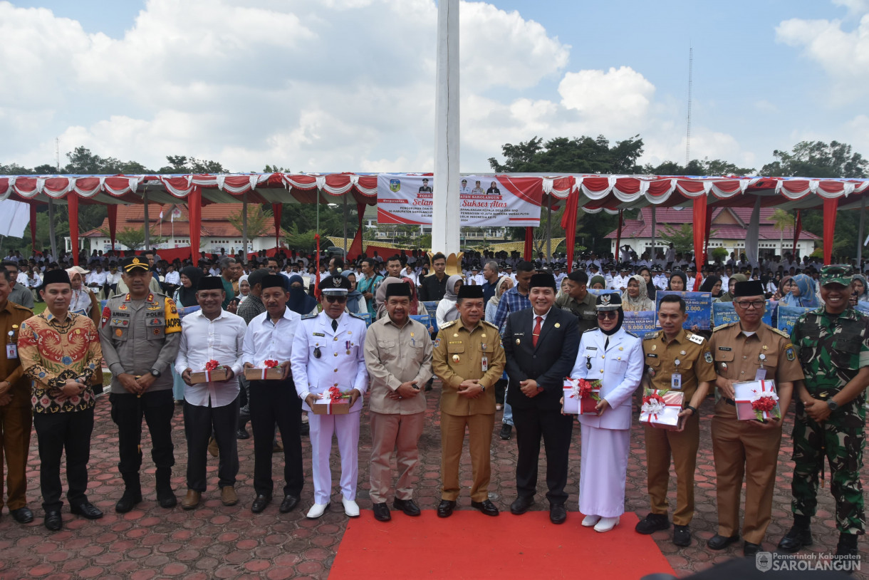 23 Juli 2024 - Pengukuhan Dan Penyerahan SK Perpanjangan Kepala Desa Dan BPD SeKabupaten Sarolangun Dan Launching Pembagian 10 Juta Bendera Merah Putih Dalam Rangka Hut Republik Indonesia Ke 79 Tahun 2024 Bertempat di Lapangan Gunung Kembang Sarolangun