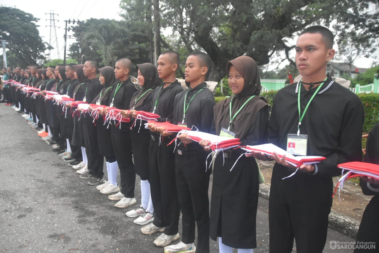 13 Agustus 2025 - Pembagian Bendera Merah Putih Kepada Masyarakat Dalam Rangka HUT RI Ke 80 di Depan Bank Jambi