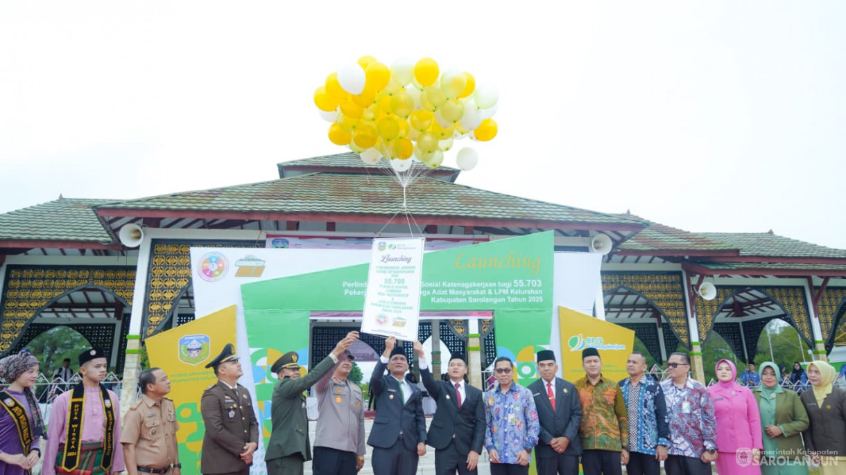 28 Oktober 2025 Upacara Hari Peringatan Sumpah Pemuda Ke 97 Tahun 2025 , Launching Perlindungan Jamsostek Bagi Pekerja Rentan, Lembaga Adat Masyarakat dan LPM Kelurahan dan&nbsp;Penyerahan Satu Unit Truk Sampah Ke Dinas LHD Sarolangun&nbsp;&nbsp;