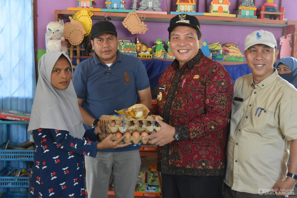 15 September 2023 - Penjabat Bupati Sarolangun Memberikan Bantuan Sembako Kepada Ibu Hamil dan Balita di Kantor Posyandu Kelurahan Pauh