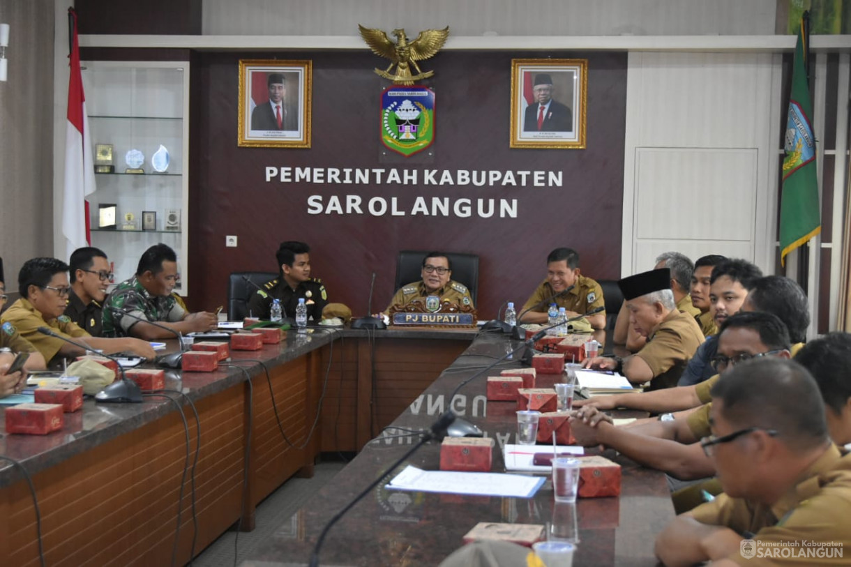 23 Oktober 2023 - Penjabat Bupati Sarolangun Menghadiri Zoom Meeting Rapat TPID Di Ruang Pola Kantor Bupati Sarolangun