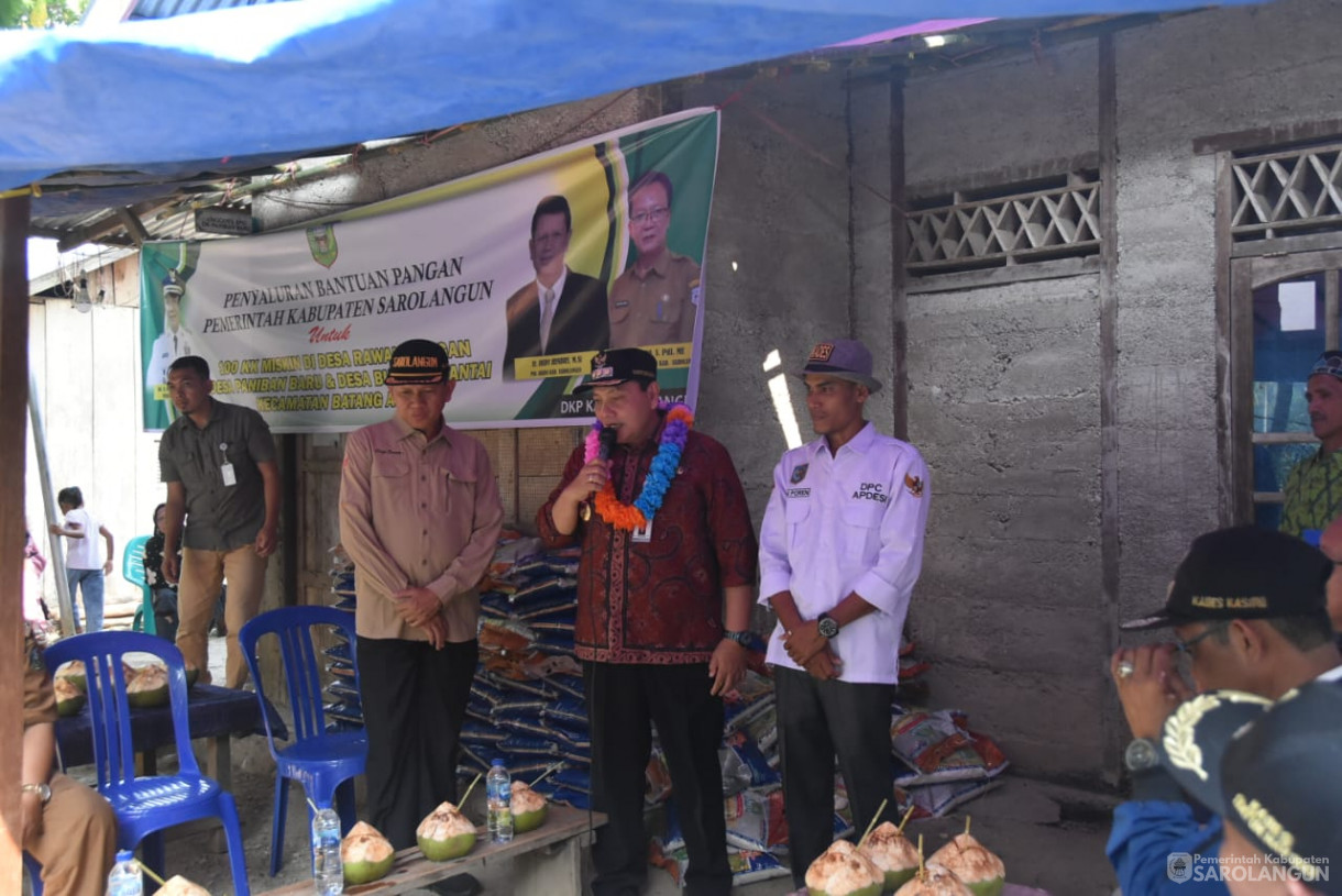 5 Oktober 2023 - Penjabat Bupati Sarolangun Melakukan Penyerahan Bantuan Pangan Berupa Beras Untuk 50 KK di Desa Paniban Baru dan Desa Bukit Berantai Kecamatan Batang Asai