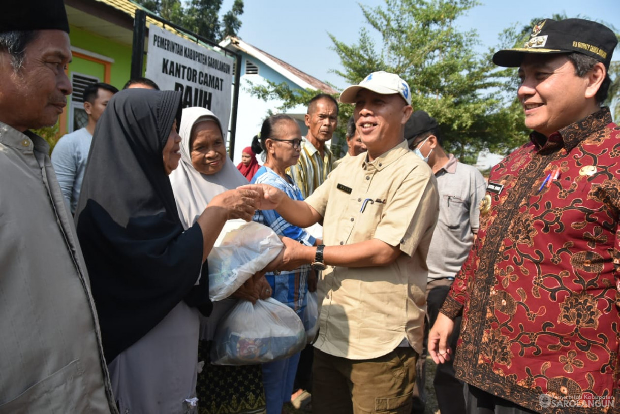 15 September 2023 - Penjabat Bupati Sarolangun Menghadiri Operasi Pasar Sembako Bersubsidi Dalam Rangka Pengendalian Inflasi Daerah dan Pengentasan Kemiskinan di Kantor Camat Pauh