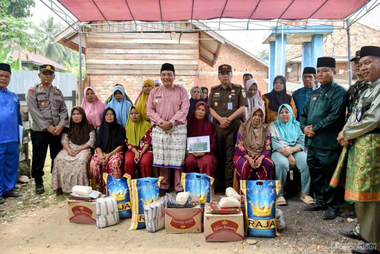 9 Oktober 2023 - Penjabat Bupati Sarolangun Menyerahkan Bantuan Pangan Dan Pakaian Kepada Korban Kebakaran di Desa Tendah Kecamatan Cermin Nan Gedang