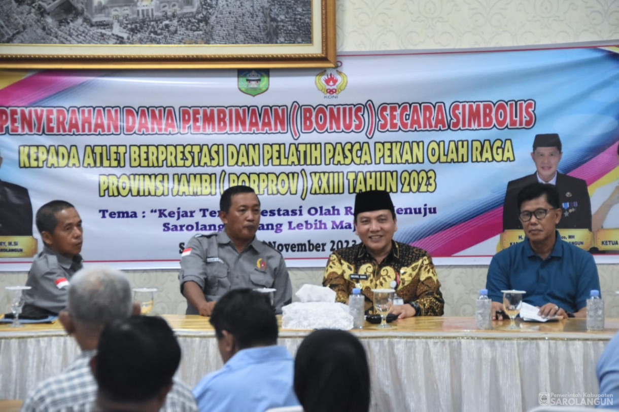 29 November 2023 - Penyerahan Dana Pembinaan Secara Simbolis Kepada Atlit Berprestasi Dan Pelatih Pasca Pekan Olahraga Provinsi Jambi XXIII Tahun 2023 Di Rumah Dinas Bupati Sarolangun