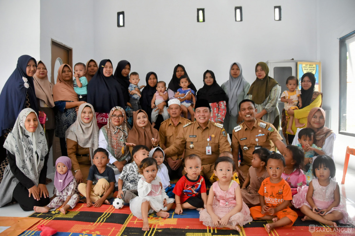 28 November 2023 - Meninjau Dan Memberikan Makan Pada Anak Beresiko Stunting Di Rumah Cegah Stunting Desa Bernai