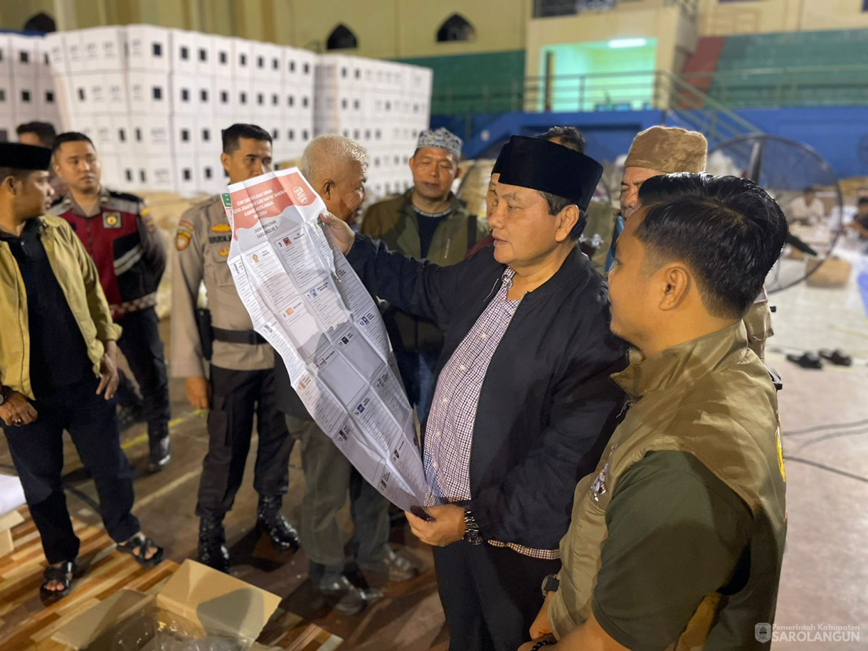 14 Januari 2024 - Meninjau Proses Persiapan Pemilu di Hari Terakhir Pelipatan Kertas Surat Suara KPU di Gor Tenis Gudang Logistik KPU Sarolangun