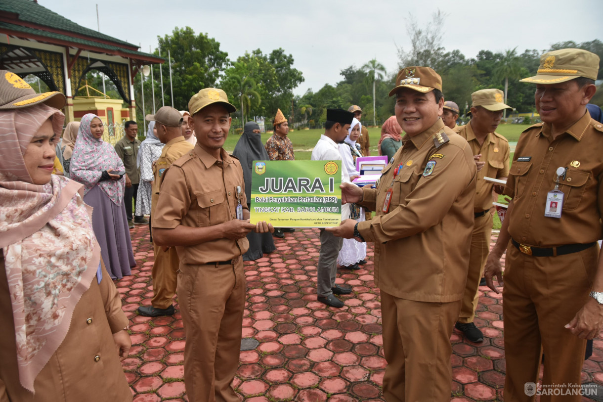 11 Desember 2023 - Apel Gabungan Sekaligus Penyerahan Hadiah Lomba Kegiatan UMKM Bangkit Dan Gabungan Kelompok Tani Terbaik Tingkat Kabupaten Sarolangun Di Lapangan Gunung Kembang Sarolangun