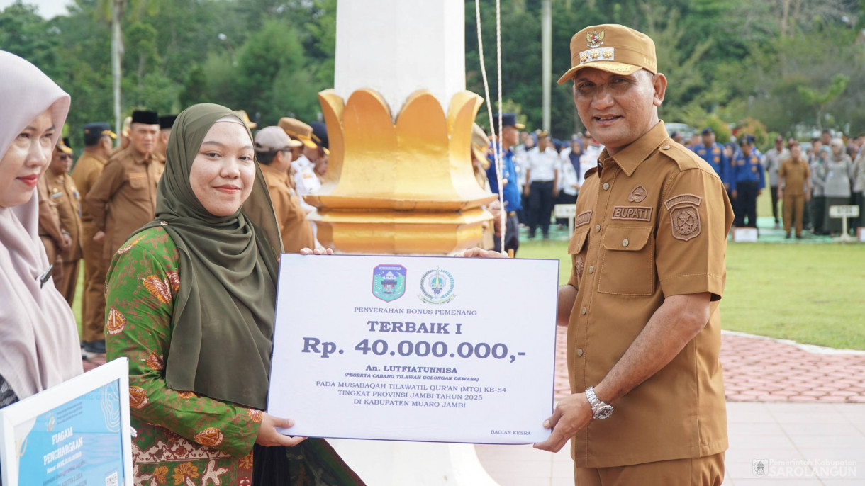 20 April 2026 Bupati Sarolangun Serahkan Penghargaan Orang Tua Asuh Cegah Stunting, Penyerahan Bonus Pemenang MTQ Tingkat Provinsi Jambi Tahun 2025