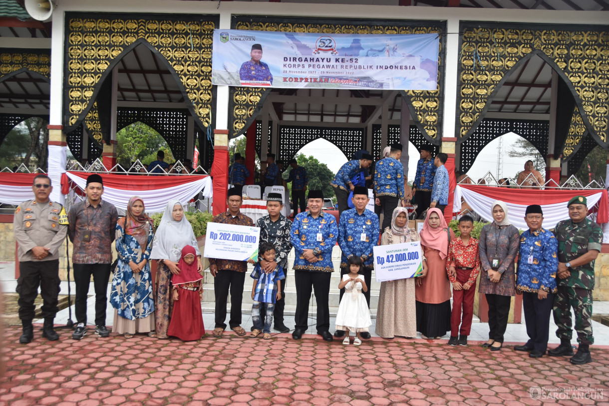 30 November 2023 - Upacara HUT KORPRI Ke 52 Sekaligus Penyerahan Bantuan JKM dan Beasiswa Di Lapangan Gunung Kembang Sarolangun