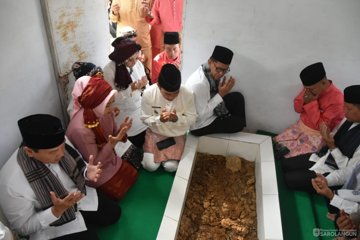 11 Oktober 2023 - Penjabat Bupati Sarolangun Melakukan Ziarah Ke Makam Panglimo Jayo Sakti, Panglima Kumbang Desa Lidung