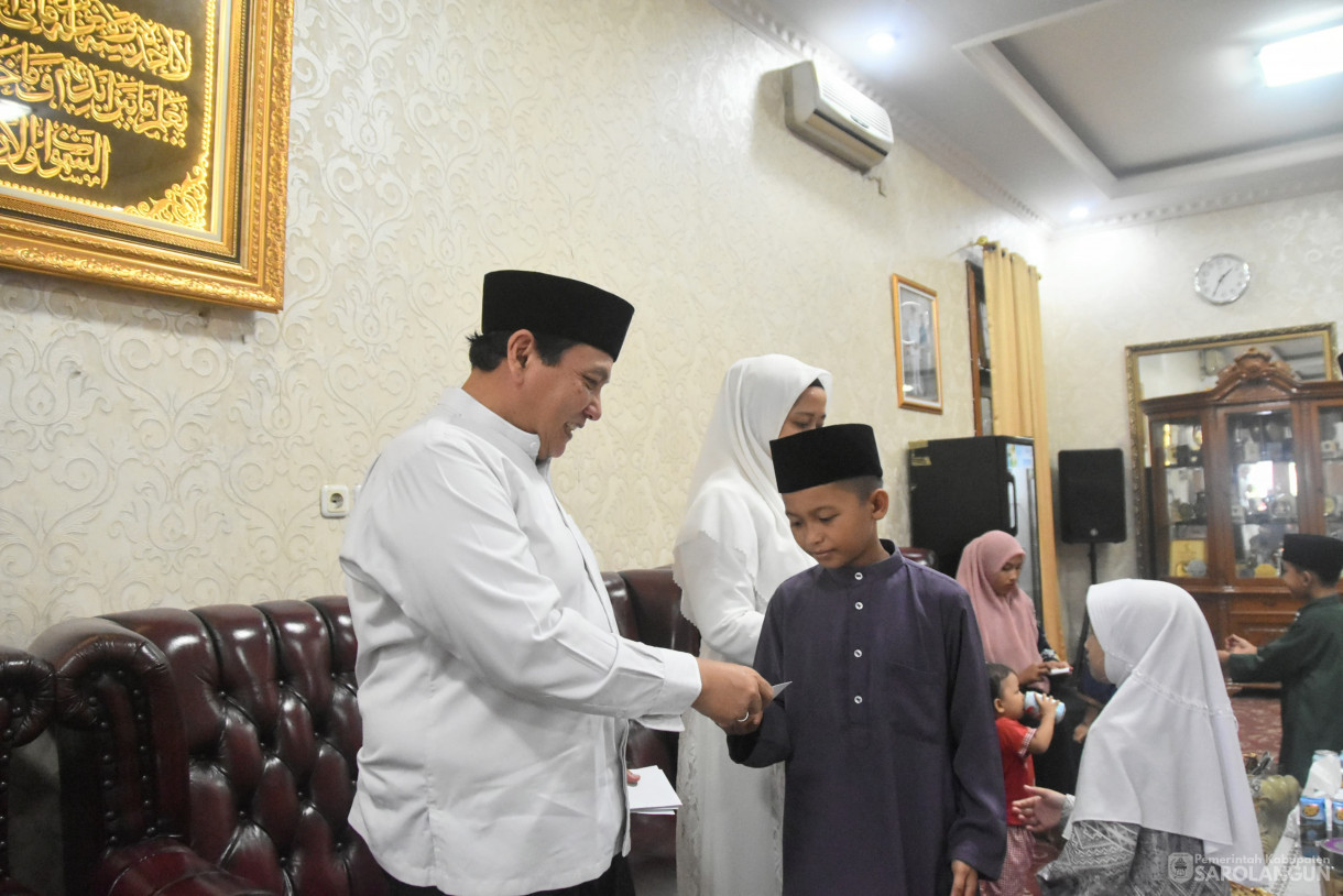 17 Juni 2024 - Makan Siang Bersama Dan Memberikan Santunan Kepada Anak Yatim 20 Orang Di Rumah Dinas Bupati Sarolangun