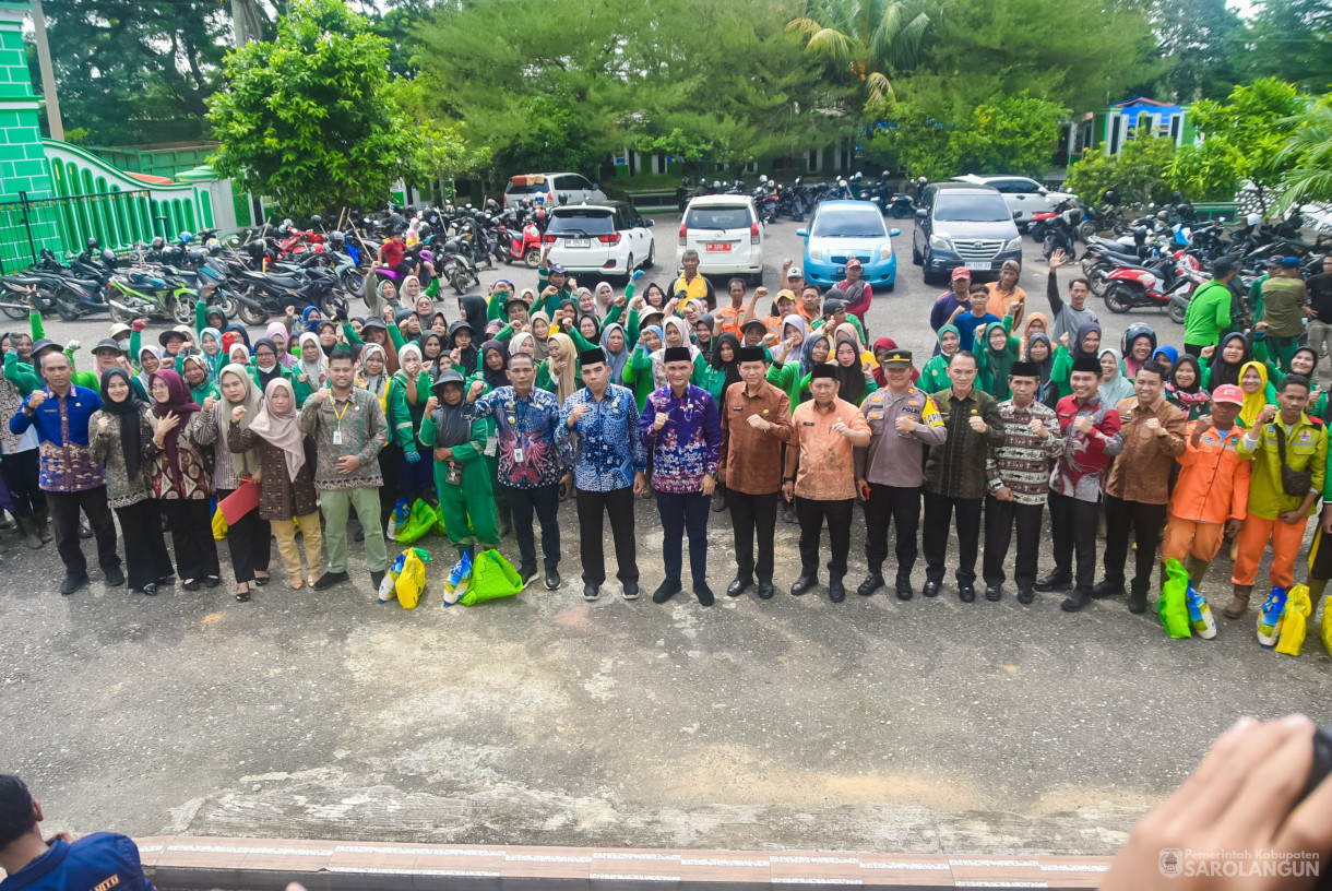 27 Maret 2025 - Pemberian Bantuan Sembako dan Bantuan Baznas dari Bapak Bupati kepada Pekerja Harian Lepas d ilingkup Dinas Lingkungan Hidup Kabupaten Sarolangun di Halaman Masjid Al Falah Sarolangun&nbsp;
