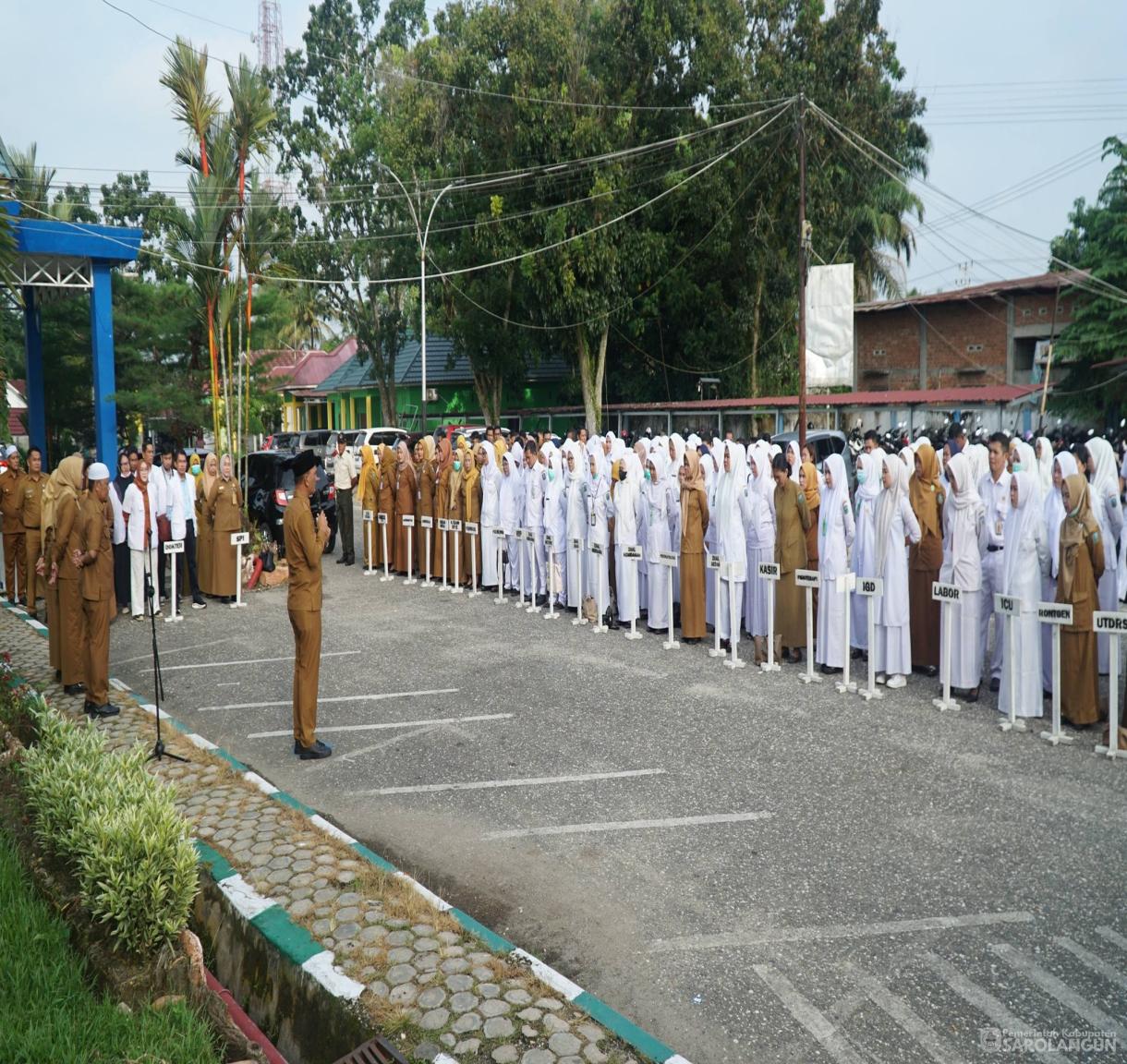 25 Mei 2026 Bupati Sarolangun Memimpin Apel Pagi di RSUD Chatib Quzwein Serta Memberikan Arahan Kepada Seluruh Pegawai Agar Terus Meningkatkan Disiplin dan Tanggung Jawab