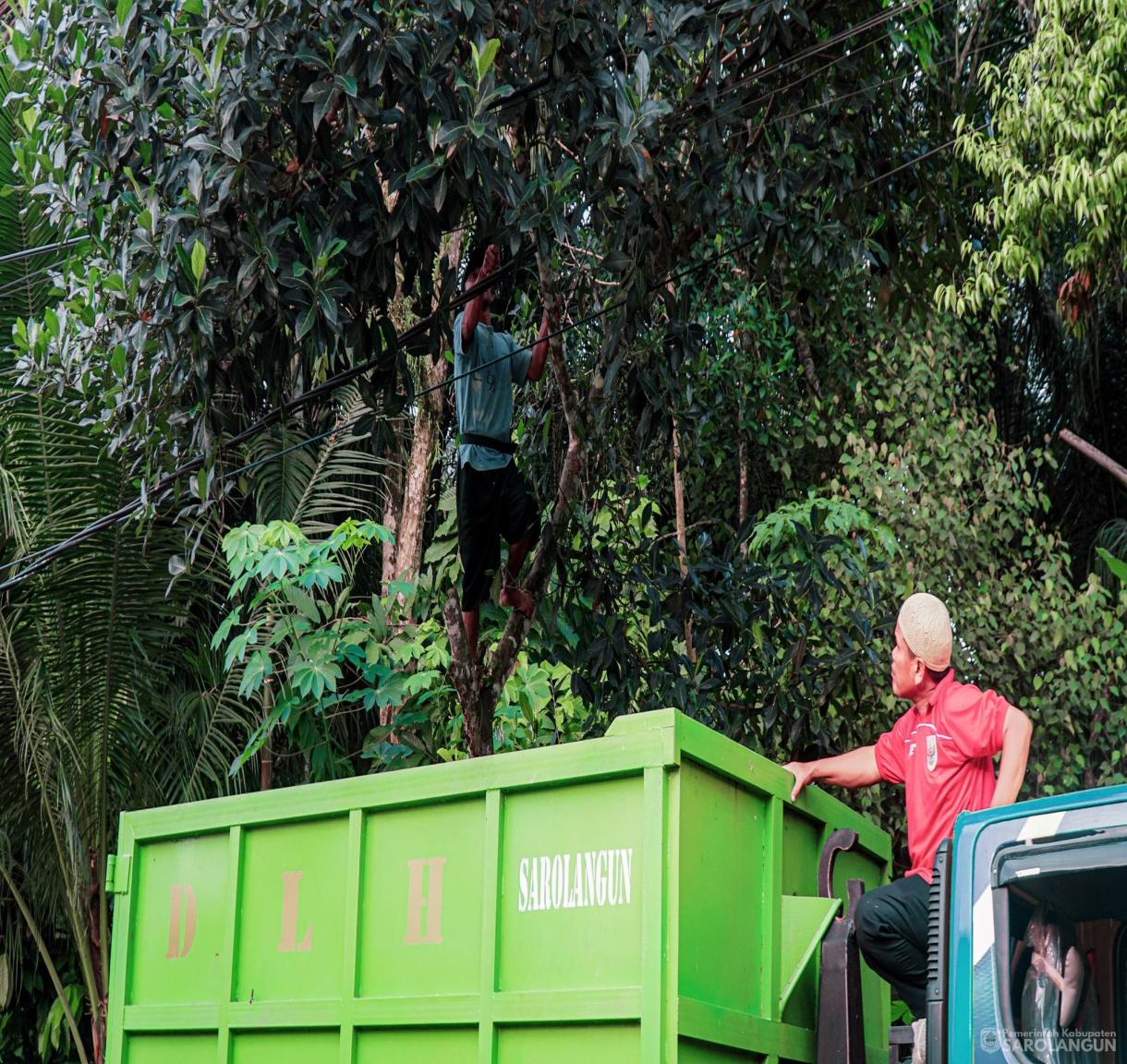5 Juni 2026 Bupati Sarolangun, Wakil Bupati Sarolangun, Sekretaris Daerah Kabupaten Sarolangun Melaksanakan Gotong Royong Berbakti Maju dari Masjid Jami Attaufiq, Kantor Lurah Gunung Kembang