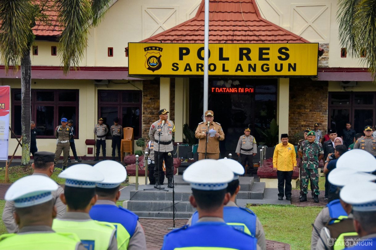 25 November 2023 - Apel Kebangsaan Dan Deklarasi Pemilu
Damai 2024 Wujudkan Pemilu Yang Aman, Damai, Sejuk Dan Bermartabat Di Kabupaten
Sarolangun Dan Penandatangan Deklarasi Pemilu Damai Dilapangan Polres
Sarolangun