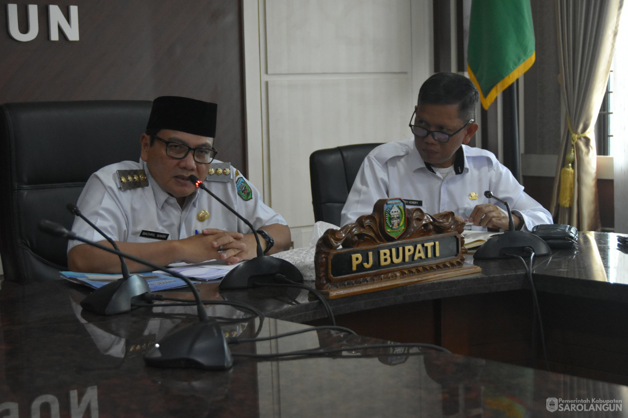 15 November 2023 - Penjabat Bupati Sarolangun Memimpin Rapat Evaluasi Laporan Kinerja Perumda Tirta Sako Batuah Kabupaten Sarolangun di Ruang Pola Utama Kantor Bupati Sarolangun