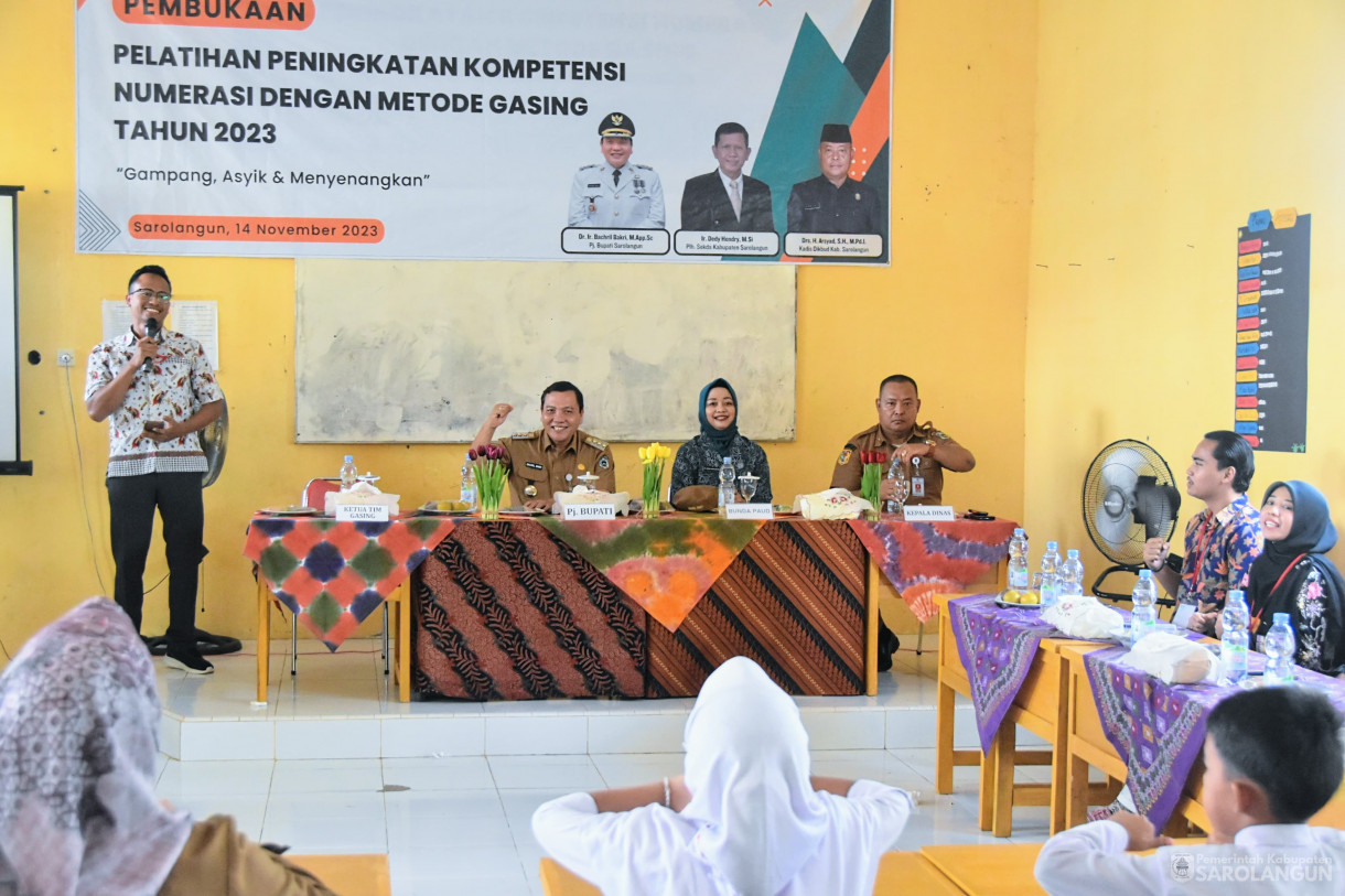 21 Nov 2023 - Penjabat Bupati Sarolangun Menghadiri dan Membuka Secara Resmi Pelatihan Peningkatan Kompetensi Numerasi Dengan Metode GASING Tahun 2023 Bagi Anak Sekolah Dasar dan Guru Pemdamping Se Kec. Sarolangun, diaula SKB SMP 36 Sarolangun