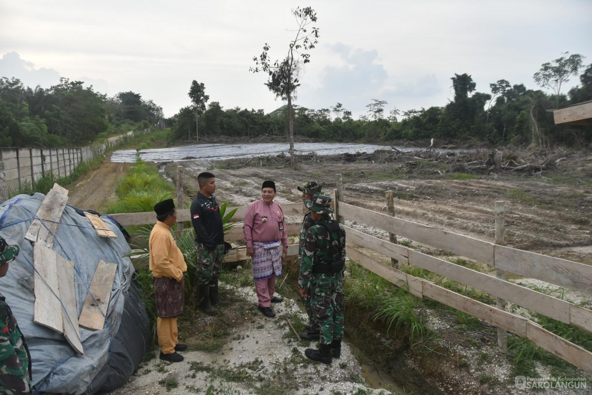 03 Juli 2024 -&nbsp;Meninjau Lahan Kolam Ikan, Bertempat di Lahan Kompi Senapan A Yonif 142 KJ