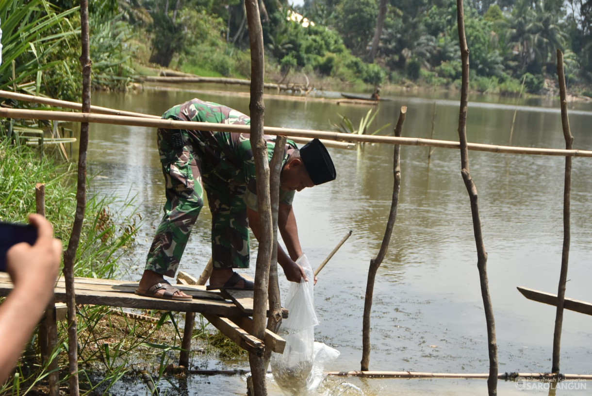 11 Oktober 2023 - Penjabat Bupati Sarolangun Bersama Forkopimda Menebar Benih Ikan Di Danau Baru Desa Lidung