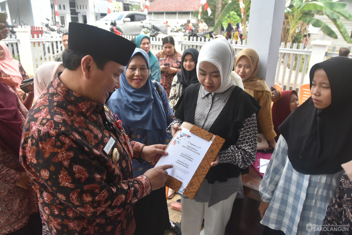 13 Juni 2024 - Gerakan Intervensi Pencegahan Stunting Dan Penyerahan Sertifikat Siap Nikah Di Kelurahan Sarkam Dam Desa Bernai