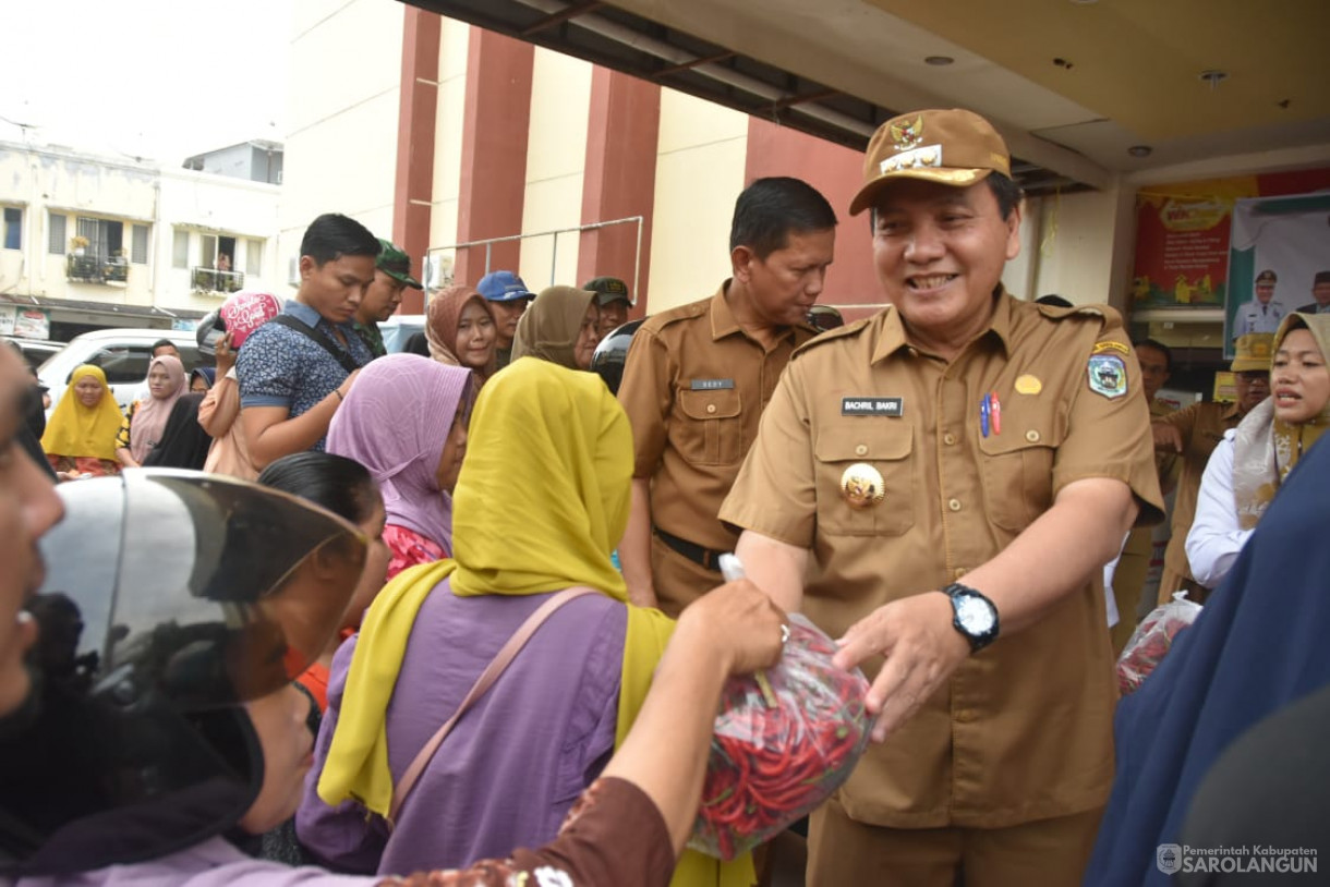 7 November 2023 - Penjabat Bupati Sarolangun Menghadiri Operasi Pasar Sembako Murah Di Ceria Toserba Sarolangun