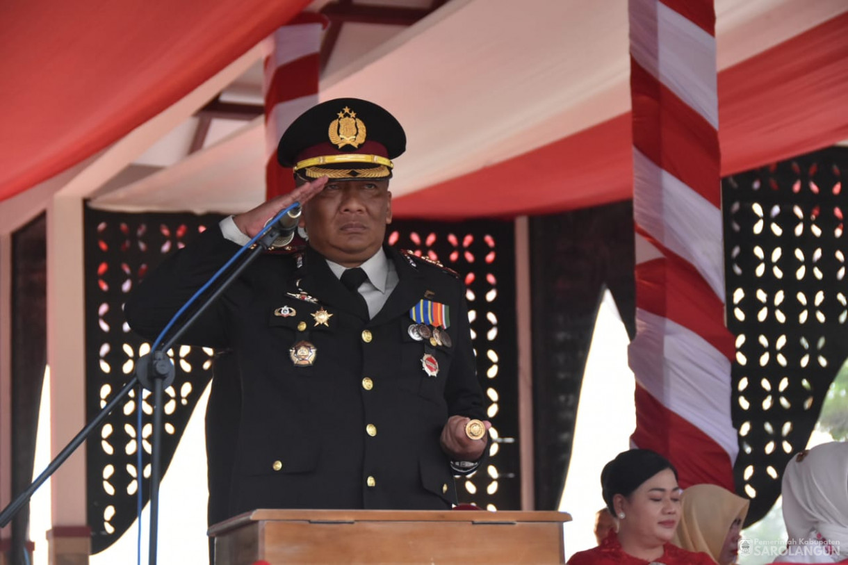 17 Agustus 2023 - Penjabat Bupati Sarolangun Dr. Ir. Bachril Bakri, M.App, Sc Menghadiri Upacara Penurunan Bendera Merah Putih Dalam Rangka Peringatan HUT RI ke-78 di Lapangan Gunung Kembang Sarolangun