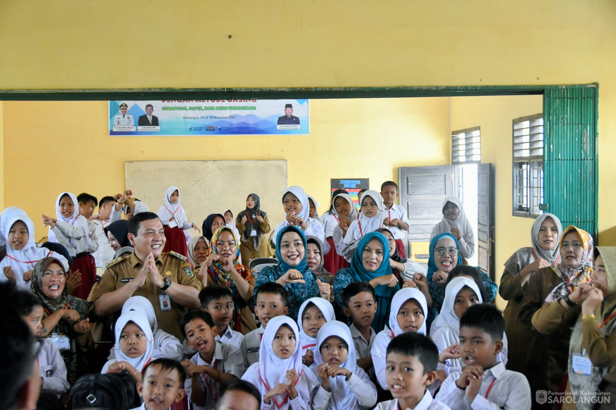 21 Nov 2023 - Penjabat Bupati Sarolangun Menghadiri dan Membuka Secara Resmi Pelatihan Peningkatan Kompetensi Numerasi Dengan Metode GASING Tahun 2023 Bagi Anak Sekolah Dasar dan Guru Pemdamping Se Kec. Sarolangun, diaula SKB SMP 36 Sarolangun