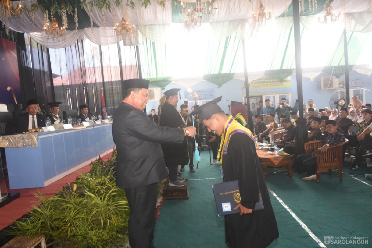 22 November 2025 Bupati Sarolangun H. Hurmin Menghadiri Wisuda Sarjana S1 Angkatan XV Universitas Islam Sarolangun