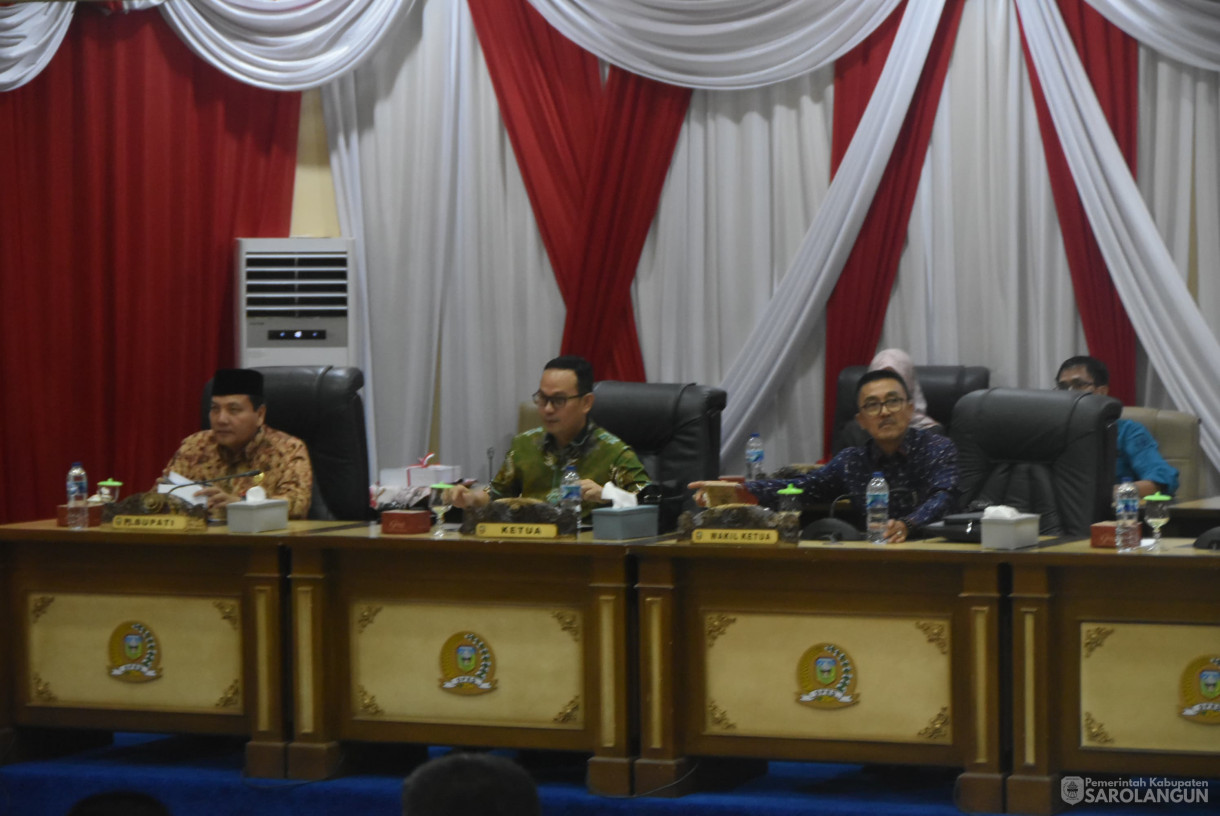 23 Agustus 2024 -&nbsp;Rapat Paripurna Tahap I Tingkat I Penyampaian Rancangan Peraturan Daerah APBD Perubahan Kabupaten Sarolangun TA 2024, Bertempat di Gedung DPRD Sarolangun